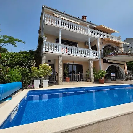 Mit Balkon- Gemeinsame Pool Und Terrasse *